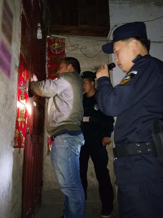 徐州粗心妈妈误将幼女锁家中 民警全城寻开锁师傅开门